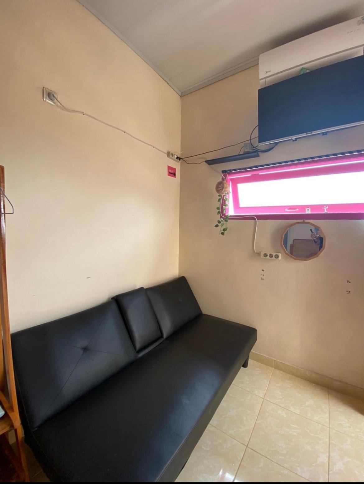 Et Malio Stay & Travel Malioboro Pusat Kota Yogyakarta Exterior photo